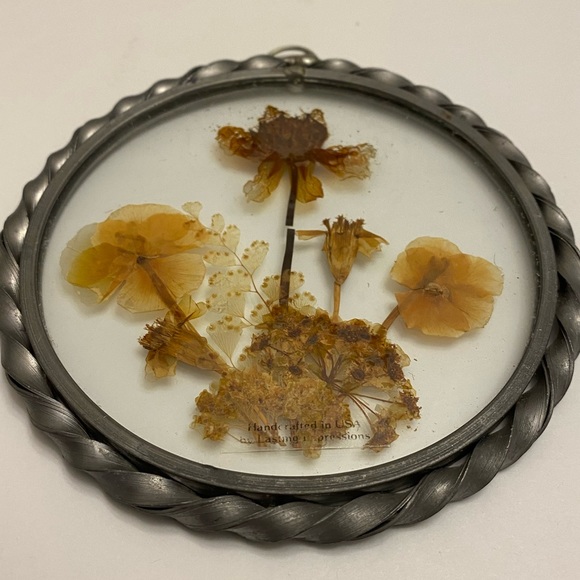 Vintage Pressed Dry Flowers in Twisted Pewter & Double Round Glass Frame 4 1/2” - Picture 7 of 8